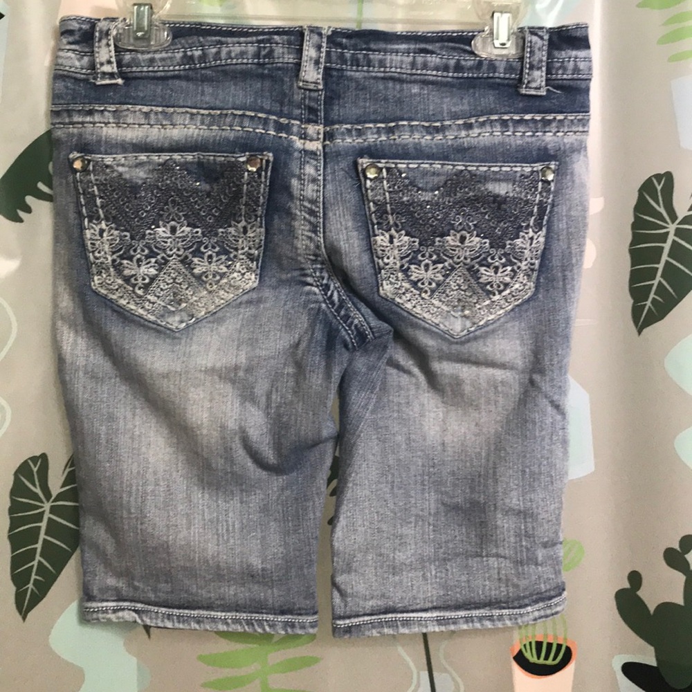 Paisley Sky studded with decorated pockets shorts